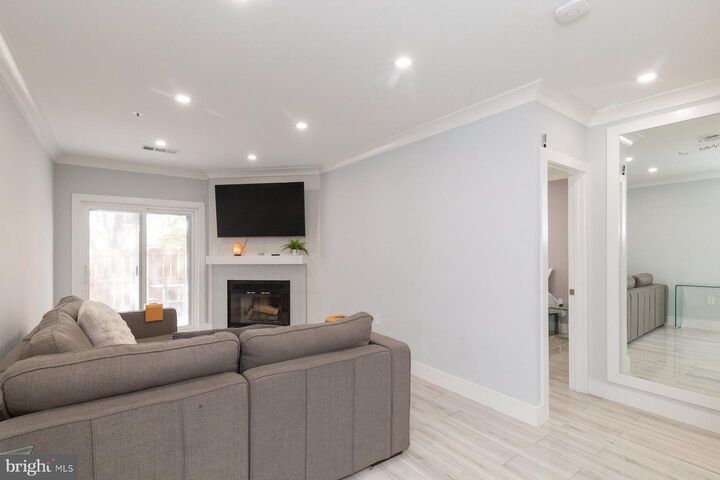 Property Photo:  255 S Pickett Street S 101  VA 22304 