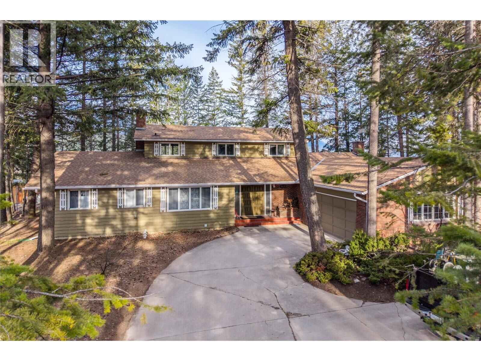 Property Photo: 1420 Birch Crescent BC V0A 1H6