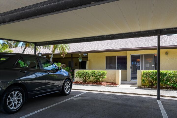 Property Photo: 1308 13th Circle SE FL 33771