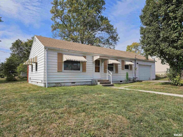 Property Photo:  713 N 10th Street  IL 62864 