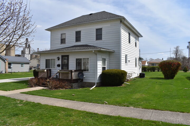 Property Photo:  208 S Jefferson Street  IL 61740 