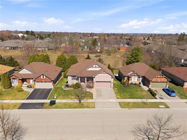 Property Photo:  26 Cobblestone Drive  ON N3L 4G1 
