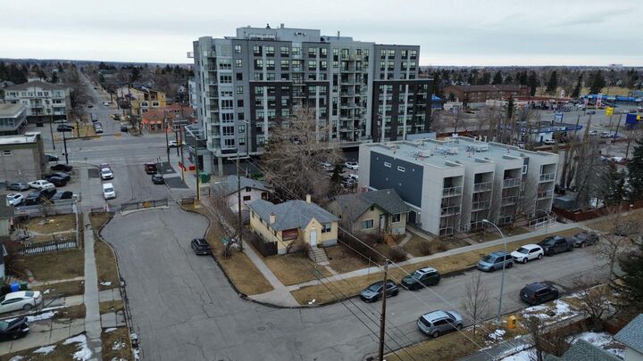 206 15 Avenue NE — photo 1