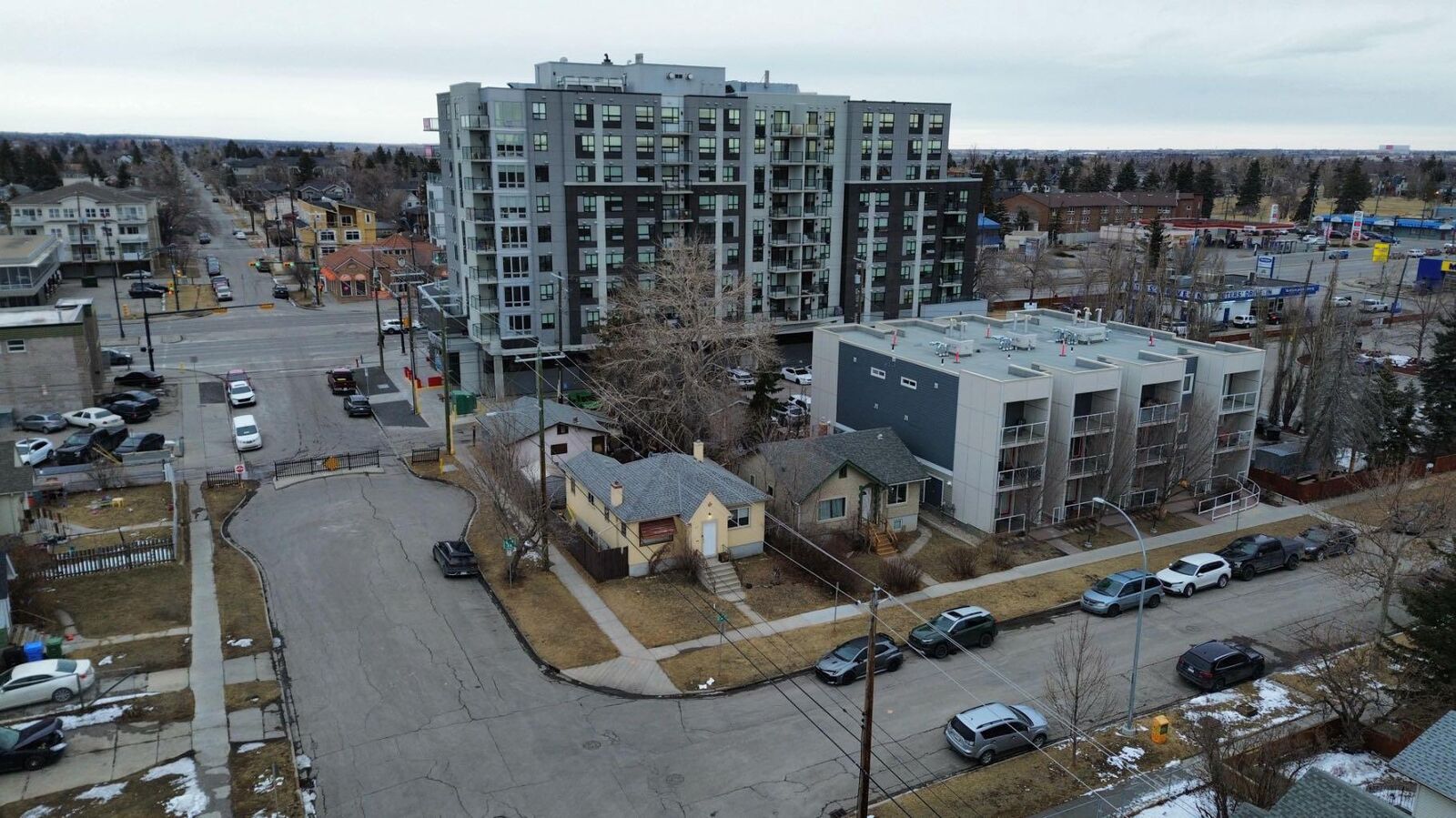 Property Photo: 206 15 Avenue NE AB T2E 1G9
