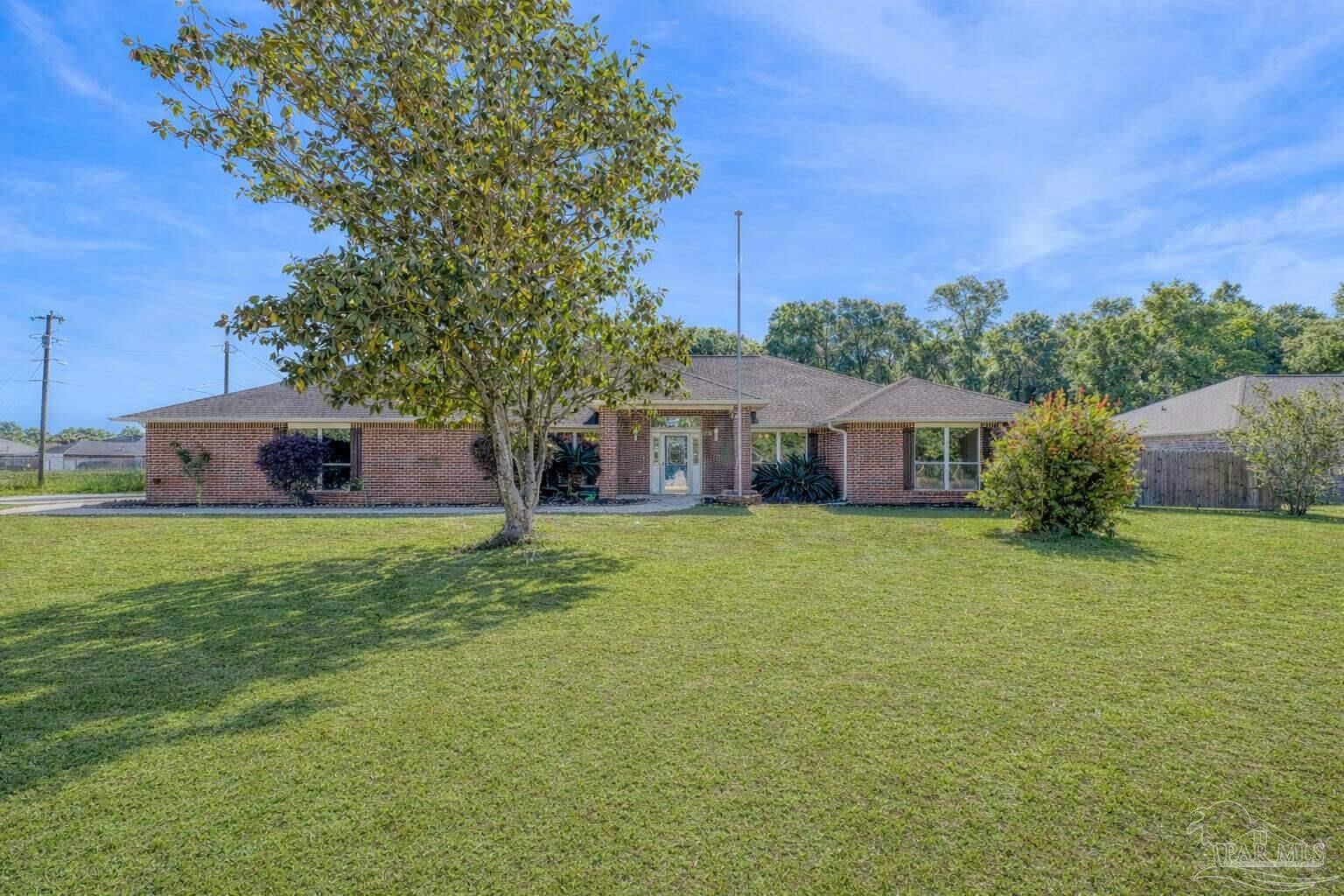 Property Photo: 5092 E Spencer Field Rd FL 32571