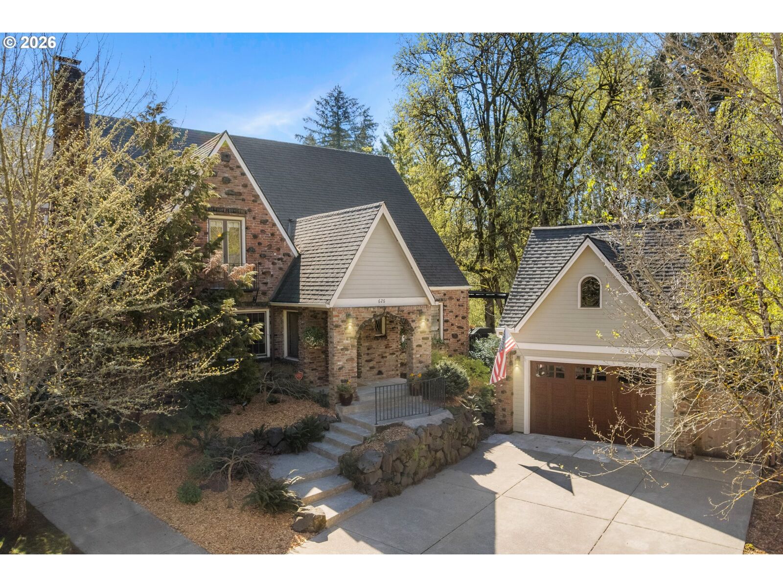 Property Photo:  626 SW Comus Ct  OR 97219 