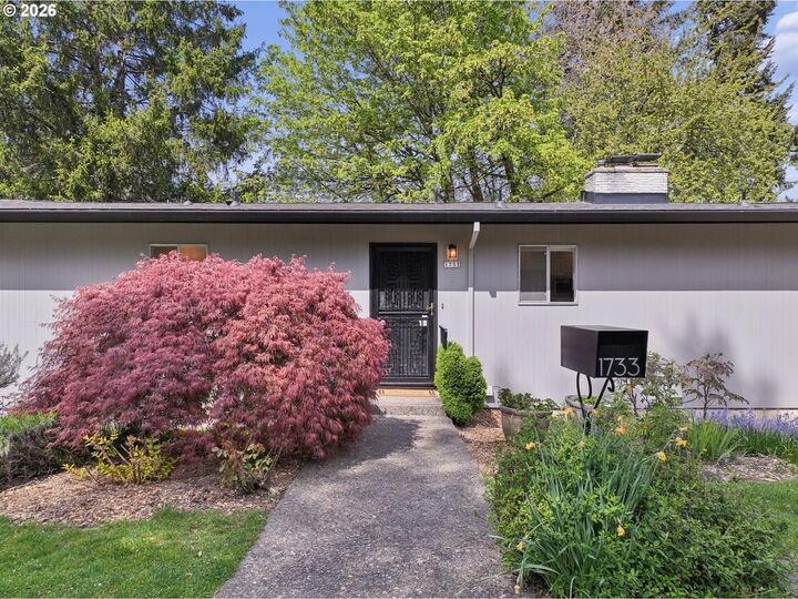 Property Photo:  1733 SW Custer St  OR 97219 