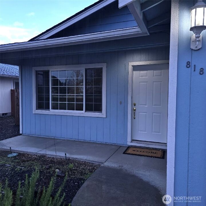 Property Photo: 818 E Washington Place WA 98382