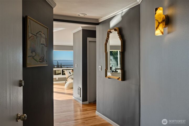 Property Photo: 550 Elm Way 301 WA 98020