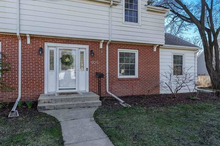 Property Photo:  925 Westchester Drive  IL 61107 