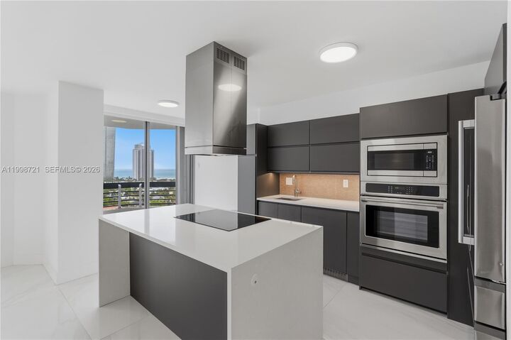 Property Photo:  19101 NE 36th Ct 1811  FL 33180 