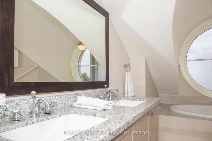 Property Photo:  1869 Muskoka Road 118 Highway W G103-D2  ON P1L 1W8 