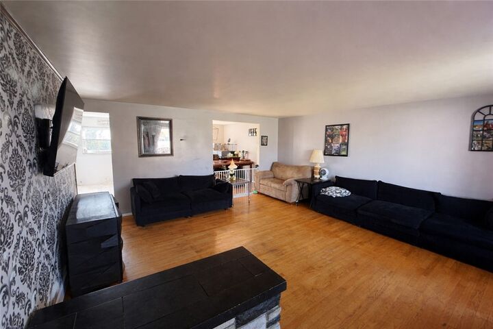 Property Photo:  1110 Portsmouth Dr  PA 15133 