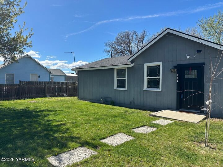Property Photo:  204 N Spokane St  WA 98936 