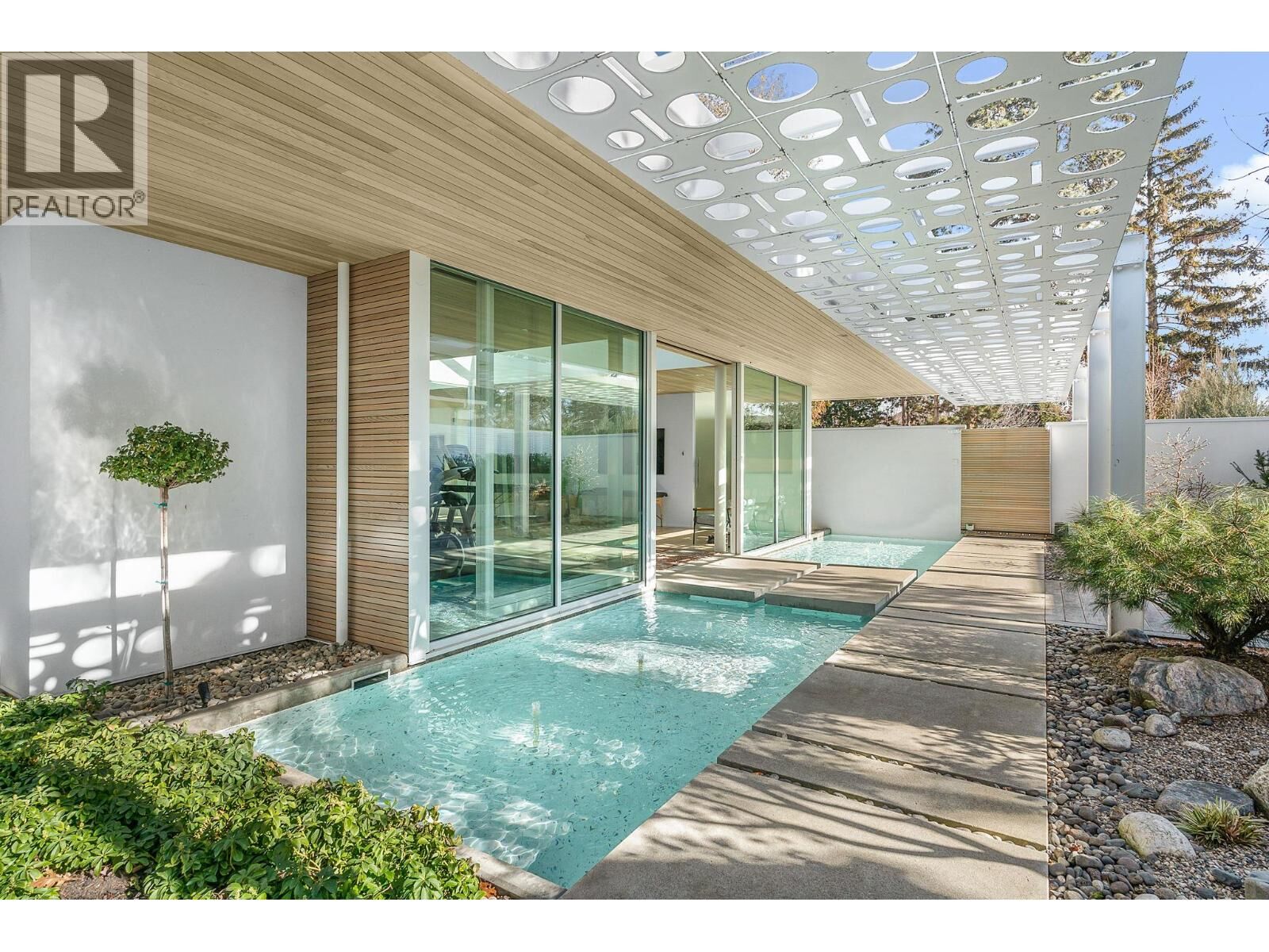 Photo de la propriété: 4110 Lakeshore Road BC V1W 1V6