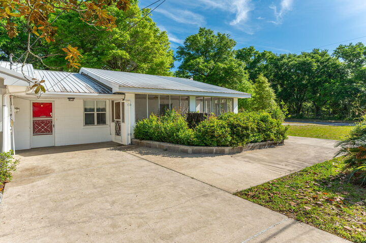 Property Photo: 578 E Williams Avenue FL 32539