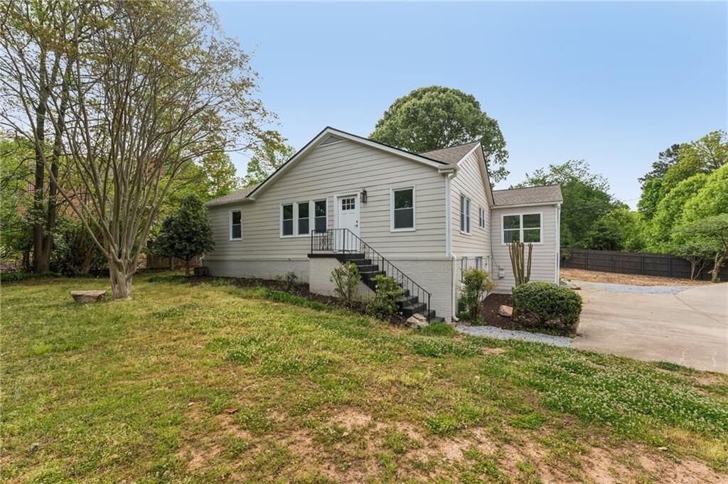 Property Photo: 1989 Mount Vernon Road GA 30338