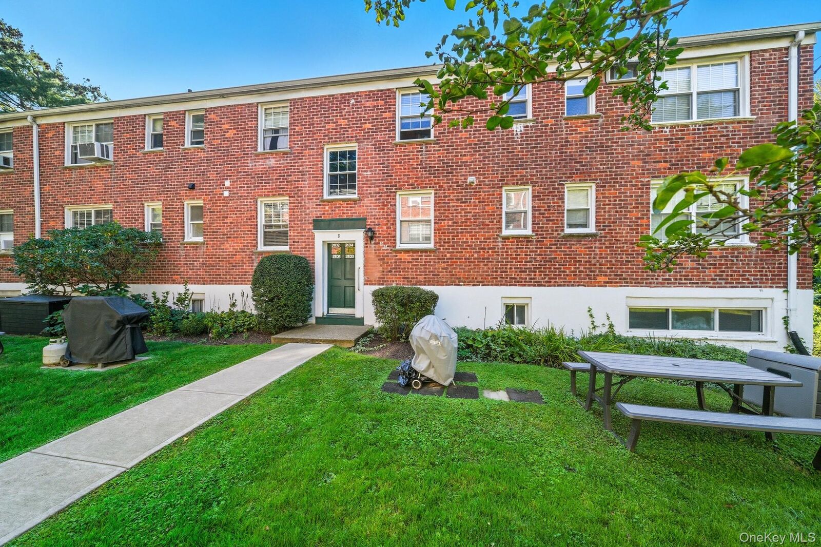 Property Photo:  31 Fieldstone Drive D1  NY 10530 