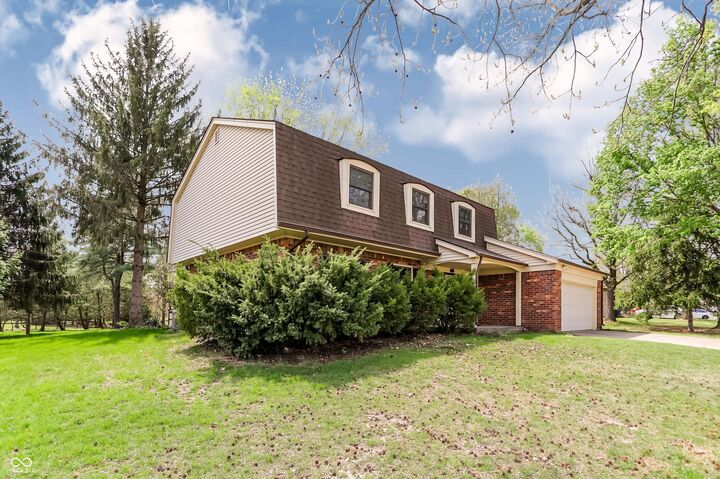 Property Photo:  35 Village Court  IN 46077 