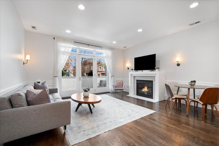 Property Photo: 3816 N Ashland Avenue 1S IL 60613