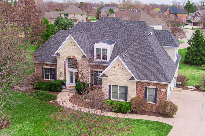 Property Photo: 910 Freedom Circle IL 60178