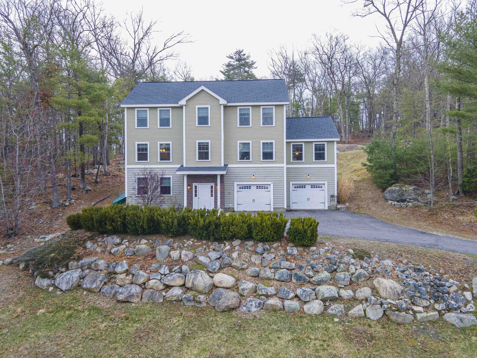 Property Photo:  23 Valleyview Drive  NH 03054 