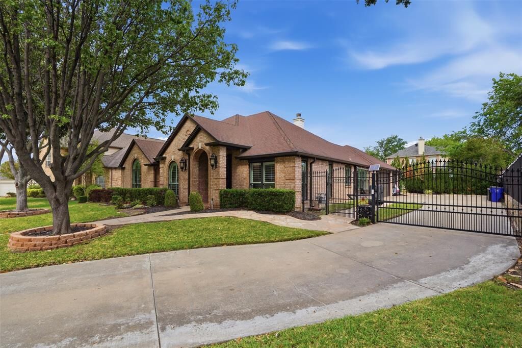 Property Photo:  717 Saint Johns Drive  TX 76063 
