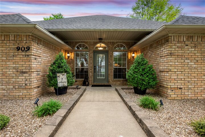 Property Photo: 909 E Apple Blossom Avenue AR 72764