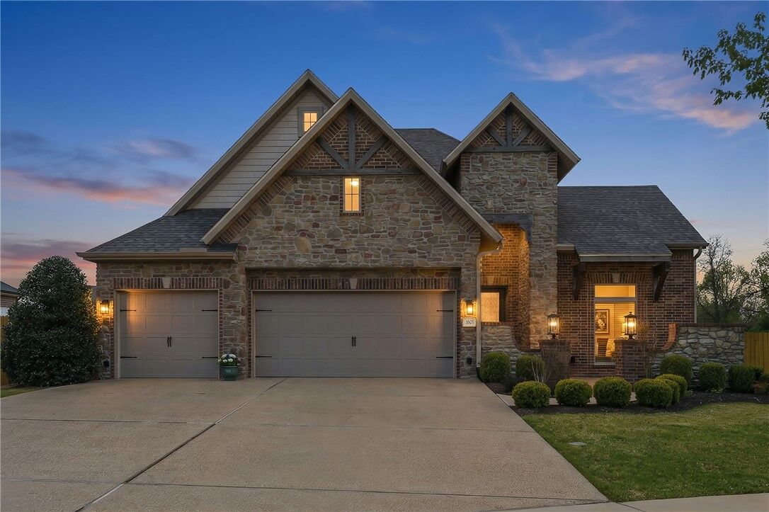 Property Photo:  1605 SW Rosedale Avenue  AR 72713 