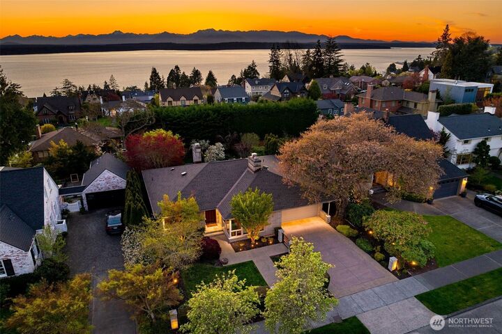 Property Photo:  2833 W Viewmont Way  W  WA 98199 