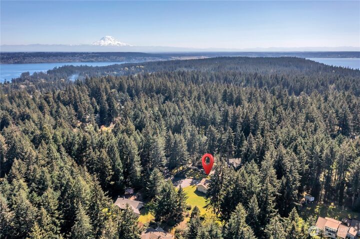 Property Photo:  827  Illahee Drive  WA 98333 