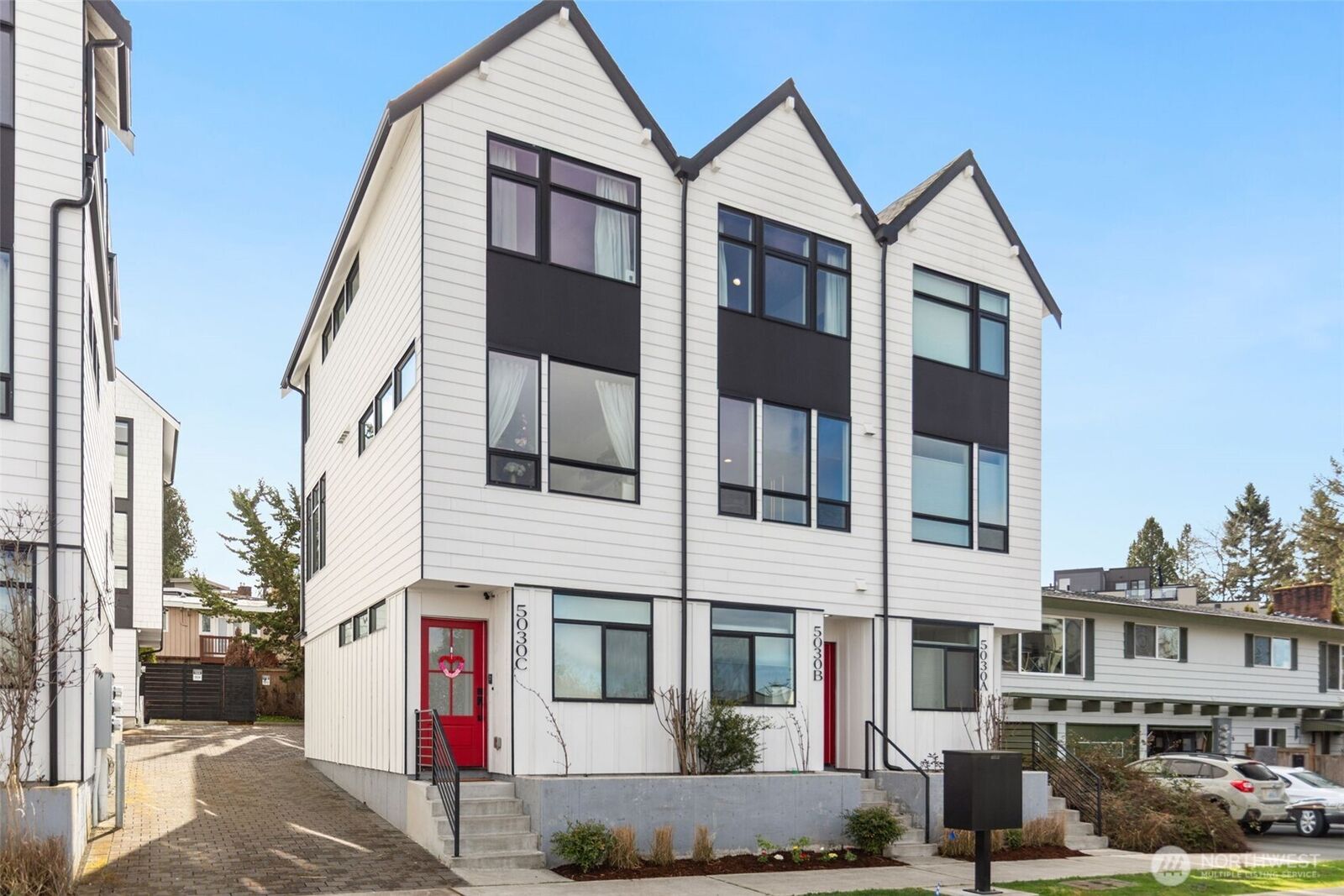 Property Photo:  5030  Sand Point Place NE B  WA 98105 