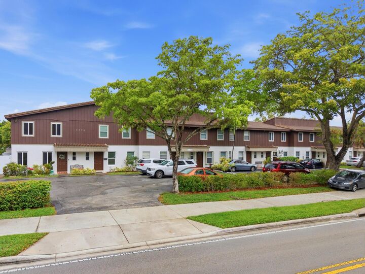 Property Photo:  3920 Woodside Drive Apt 11  FL 33065 