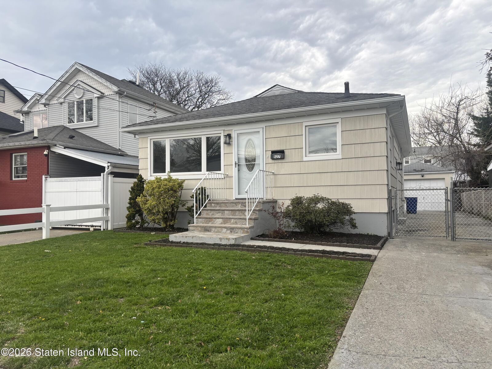Property Photo:  527 Willowbrook Road  NY 10314 