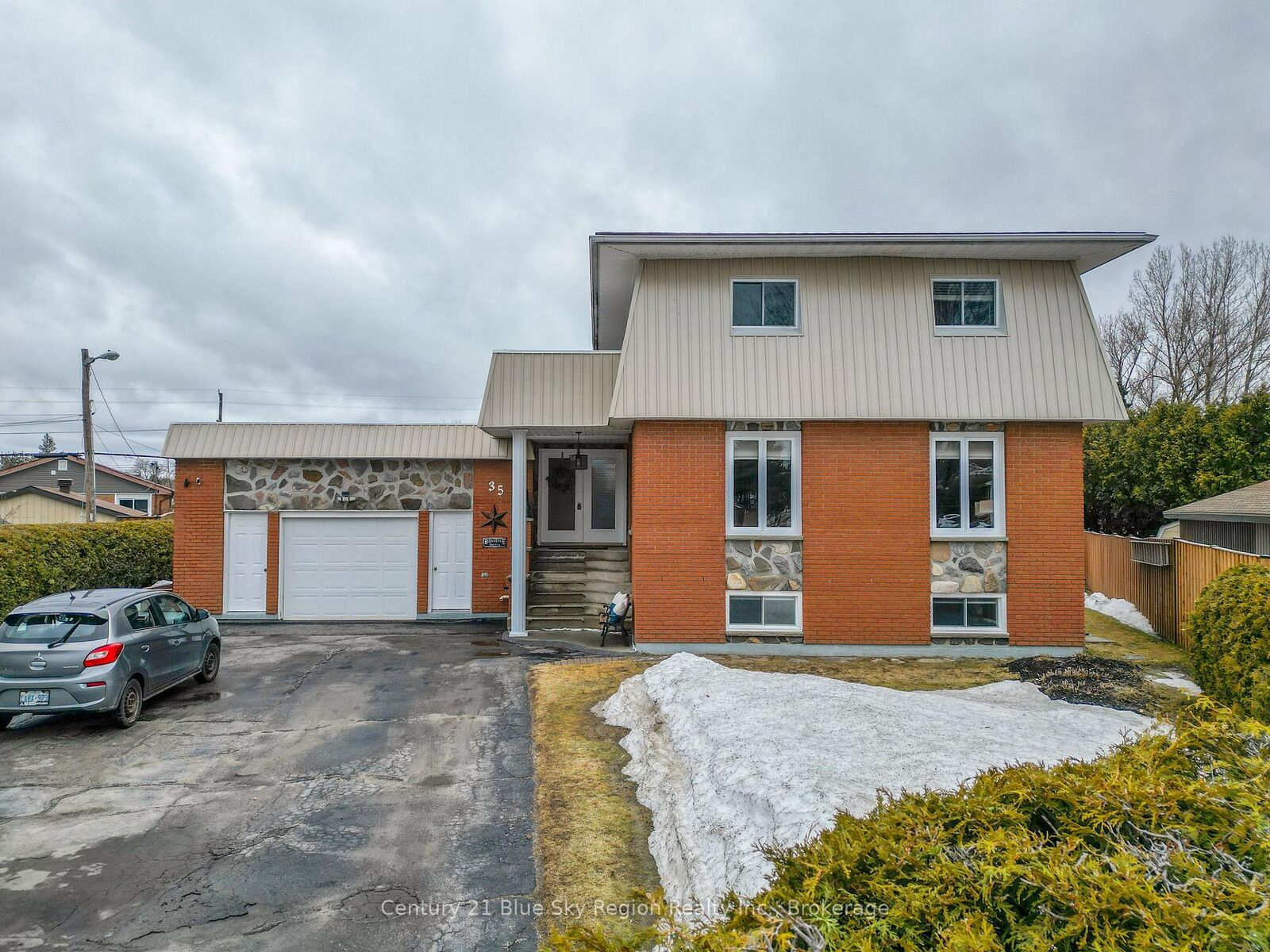 Property Photo:  35 Chateau Terrace  ON P2B 1X6 