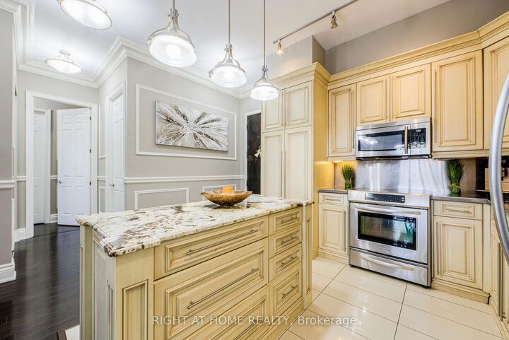 Property Photo: 37 Galleria Parkway Uph2 ON L3T 0A5