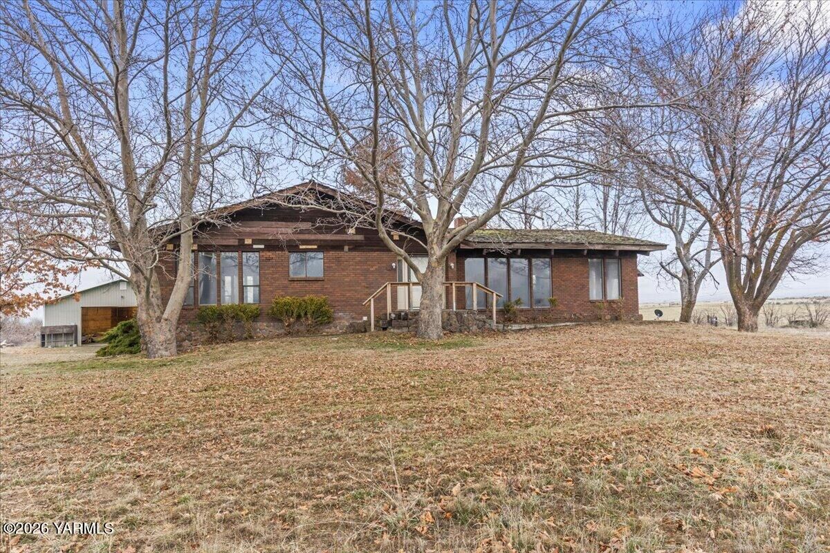 Property Photo: 1861 N Cottonwood Rd WA 98908