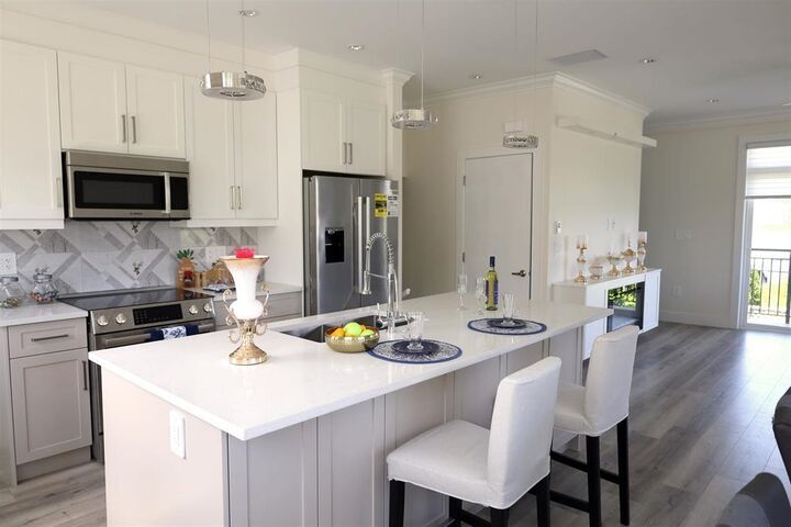 Property Photo: 8181 135A Street 3 BC V3W 3N8