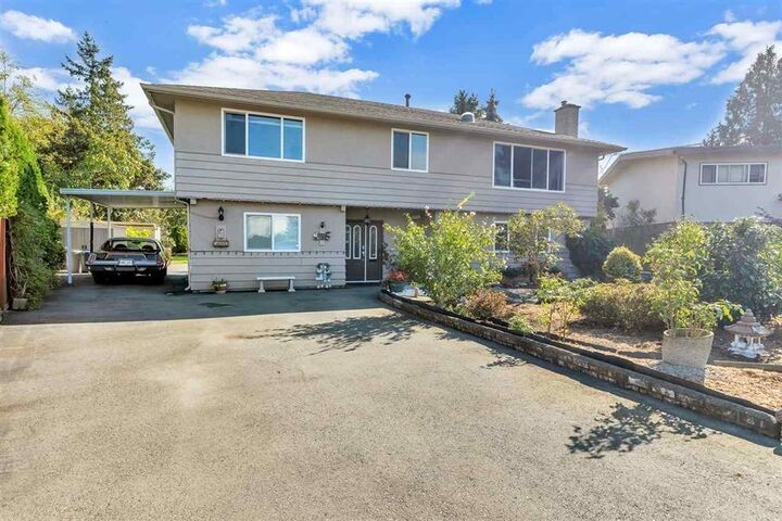 5882 51 Avenue — photo 1