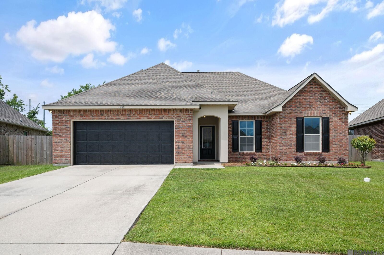 Property Photo: 1932 Meadow Oak Dr LA 70776