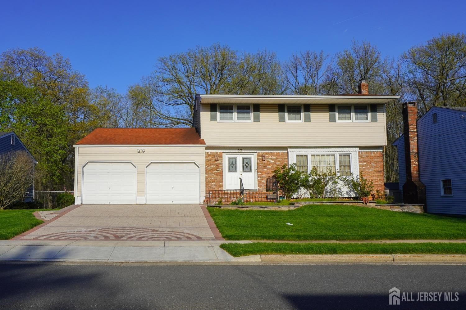 Property Photo:  32 Eileen Way  NJ 08837 