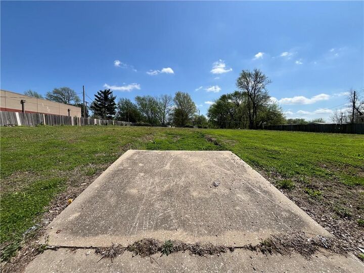 Property Photo:  2335 S Sterling Avenue  MO 64052 