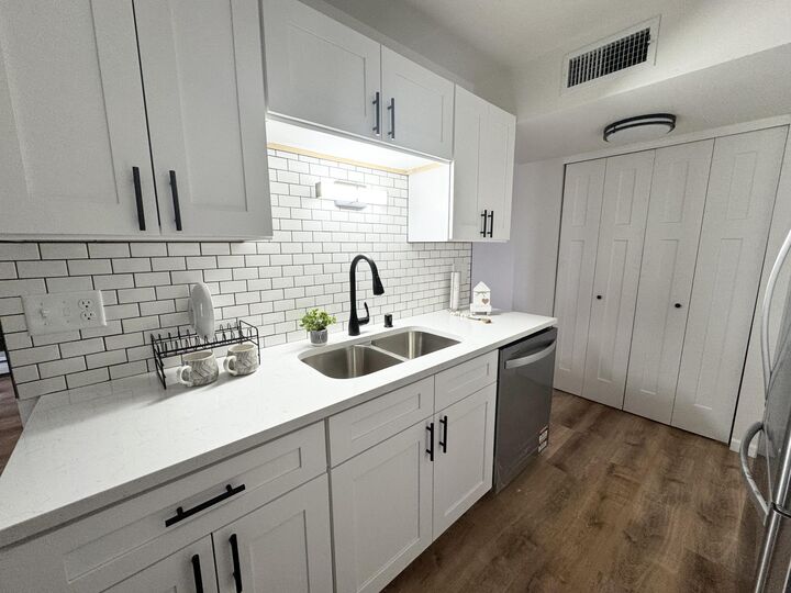 Property Photo:  4000 W Rivers Edge Cir 6  WI 53209 