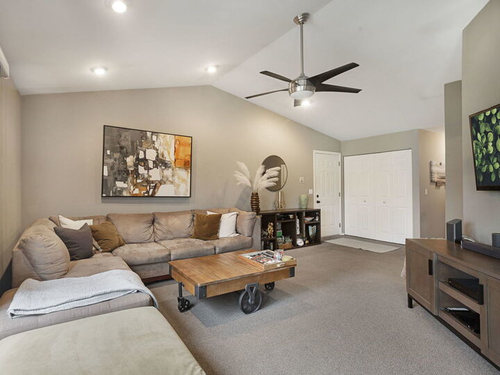 Property Photo:  1602 Hadley Court C2  IL 60090 