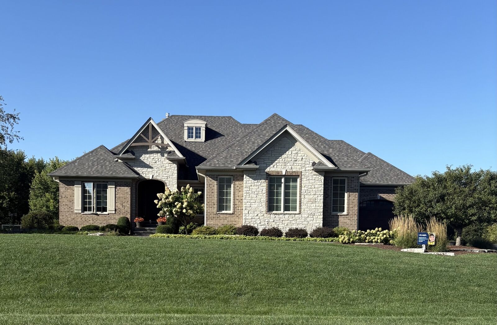 Property Photo: 1854 W Forestview Drive IL 60178