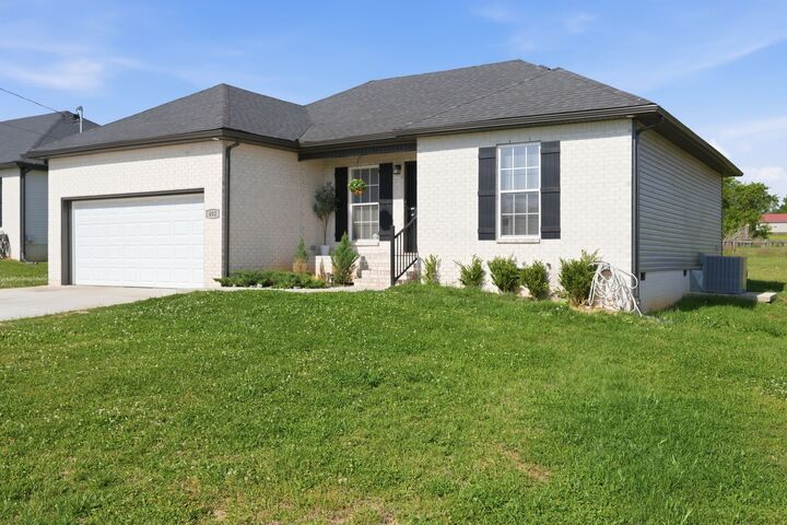 Property Photo:  402 Rose Ln  TN 37160 