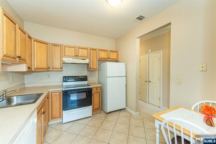 Property Photo:  375 Rifle Camp Road 202  NJ 07424 