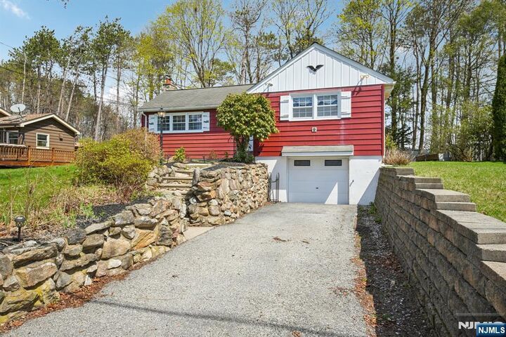 Property Photo:  9 Cottonwood Court  NJ 07460 