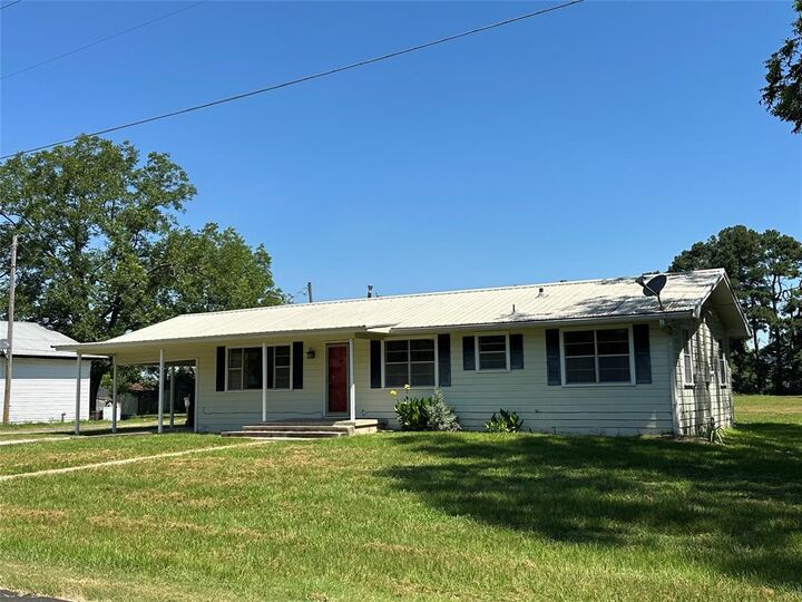 Property Photo: 711 Clarksville Road TX 75417