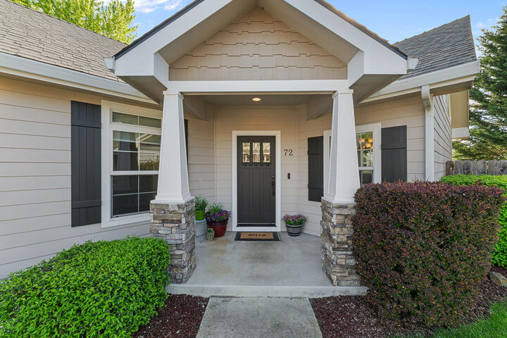 Property Photo:  72 Pineridge Lane  OR 97524 